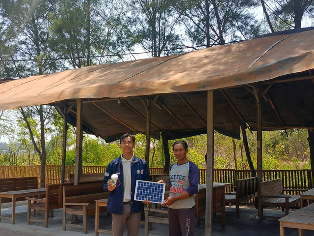  Foto Bersama Pengelola Cafe Situs Perahu Kuno oleh Mohammad Rizqi Abdul Basyith