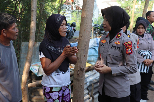 Seorang perempuan paruh baya yang berprofesi sebagai pemulung, N, (tengah), yang dituduh mencuri saat membeli kue bakpia. Foto: Dok. Polres Bantul