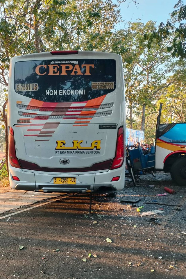 Kecelakaan antara Bus Eka dengan Sugeng Rahayu di Geneng Ngawi, Kamis (31/8/2023).  Foto: Dok. Mili.id