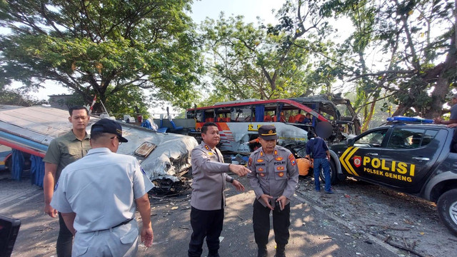 kecelakaan antara Bus Eka dengan Sugeng Rahayu di Geneng Ngawi, Kamis (31/8/2023). Foto: Dok. Beritajatim