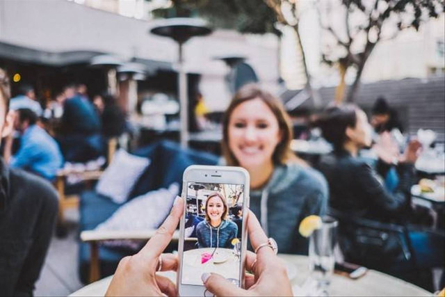 Ilustrasi cara menstabilkan video di iPhone. Foto: Unsplash/Joshrose