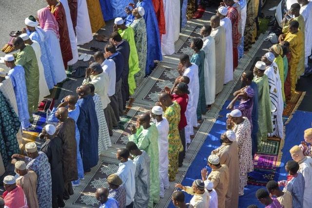 Jemaah melaksanakan salat Idul Fitri di lingkungan East Harlem, masjid Masjid Aqsa-Salam, New York, pada 17 Juli 2015.  Foto: Bryan R. Smith/AP Photo