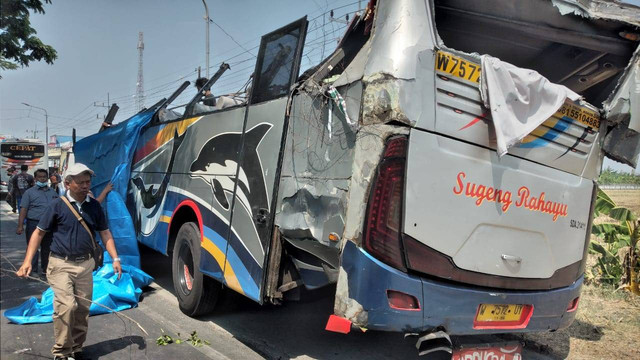 Kondisi bus Sugeng Rahayu usai tabrakan dengan bus Eka di Geneng Ngawi, Kamis (31/8/2023). Foto: Dok. Mili.id