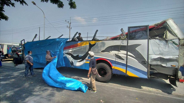 Kondisi bus Sugeng Rahayu usai tabrakan dengan bus Eka di Geneng Ngawi, Kamis (31/8/2023). Foto: Dok. Mili.id