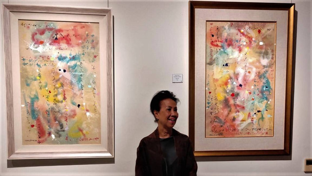 Intan Wianta bersama dua lukisan karya almarhum Made Wianta- IST