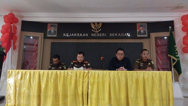 Kajari didampingi Kasi Pidsus, Kasi Pidum, dan Kasi Datun saat konferensi pers di Aula Kejari Sekadau. Foto: Dina Mariana/Hi!Pontianak