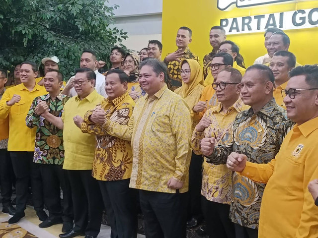 Konferensi Pers Ketua Umum Partai Gerindra, Prabowo Subianto dan Ketua Umum Partai Golkar, Airlangga Hartarto di Kantor DPP Partai Golkar, Jakarta, Kamis (31/8). Foto: Zamachsyari/kumparan