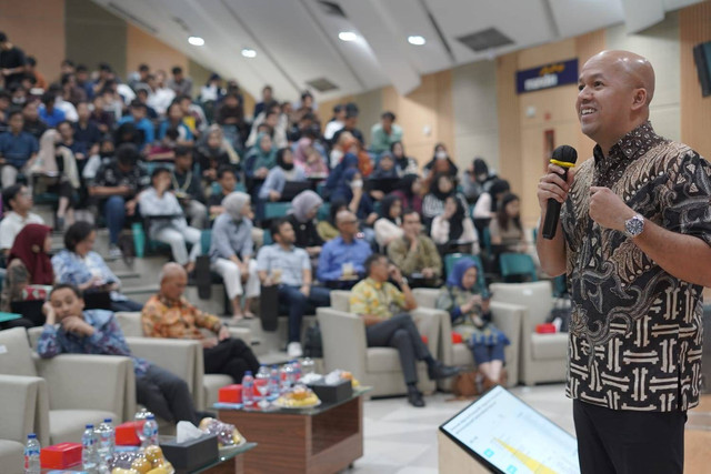 Direktur Keuangan dan Strategi BSI Ade Cahyo Nugroho saat memberikan kuliah umum terkait Merger Story: Process & Lesson Learned The Biggest Sharia Bank in Indonesia di depan 350 mahasiswa Fakultas Ekonomi dan Bisnis Universitas Indonesia, Rabu (30/8).Dok. BSI. 