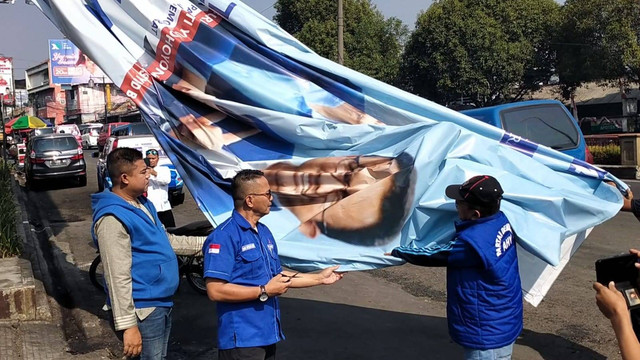 DPC Partai Demokrat, Kabupaten Cianjur menurunkan dan mencabut seluruh baliho dan spanduk bergambar Anies Baswedan dan AHY yang terpasang di wilayah Kabupaten Cianjur, Jawa Barat, Jumat (1/9). Foto: kumparan