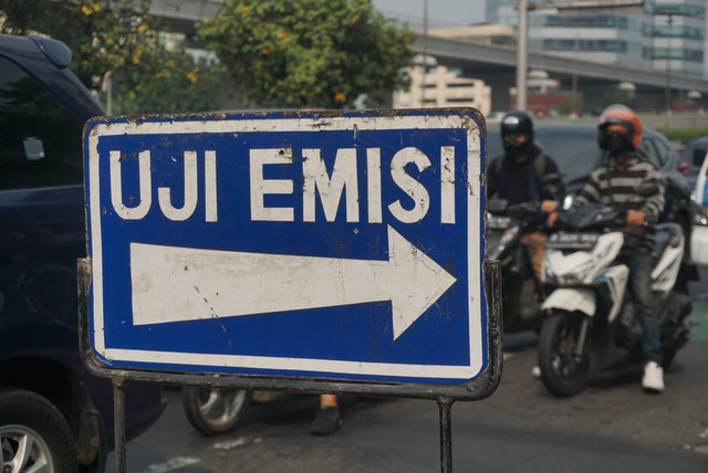 Petugas melakukan uji emisi ke sejumlah kendaraan di Kantor Subdit Gakkum Dirlantas Polda Metro Jaya, Jakarta, Jumat (1/9). Foto: Iqbal Firdaus/kumparan