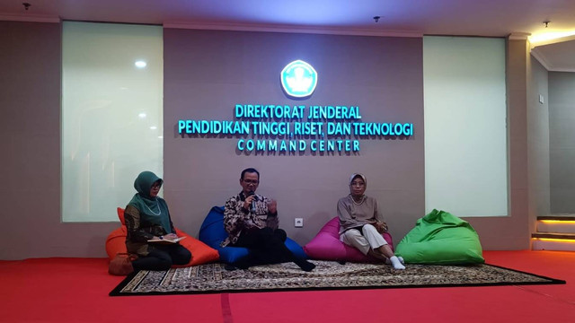 Obralan santai bersama plt Dirjen Pendidikan Tinggi Kemendikbudristek Prof Nizam, Jumat (1/9/2023).  Foto: Thomas Bosco/kumparan