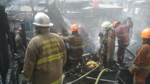 Penanganan kebakaran di Jalan Tamansari, Kota Bandung, pada Jumat (1/9). Foto: Dok. Istimewa