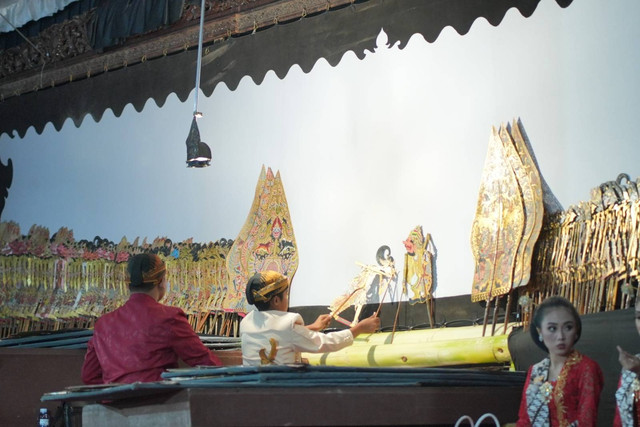 Pemkab Klaten menggelar wayang kulit dengan lakon Srikandhi Tandang bersama dalang Ki Bagonk Darmono, Jumat (01/09/2023) di Alun-Alun Klaten. Foto: Dok. Pemkab Klaten