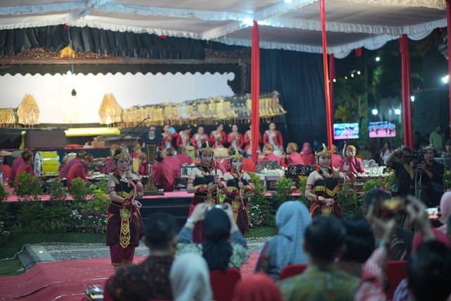 Pemkab Klaten menggelar wayang kulit dengan lakon Srikandhi Tandang bersama dalang Ki Bagonk Darmono, Jumat (01/09/2023) di Alun-Alun Klaten. Foto: Dok. Pemkab Klaten