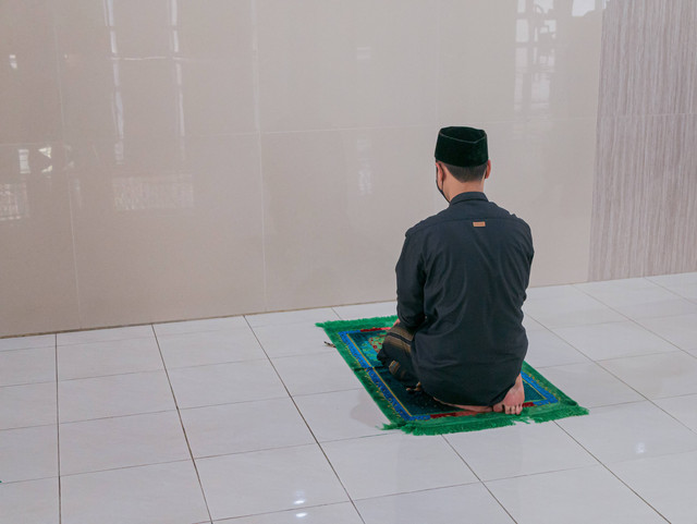 Cara Mengqodho Sholat Dzuhur dan Ashar, Foto Hanya Ilustrasi: Unsplash/Masjid Pogung Dalangan