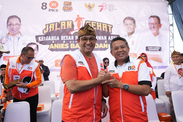 Anies Baswedan foto bersama dengan Muhammad Sohibul Iman pada acara jalan sehat dengan PKS di Tasikmalaya, Sabtu (2/9). Foto: Dok. Istimewa