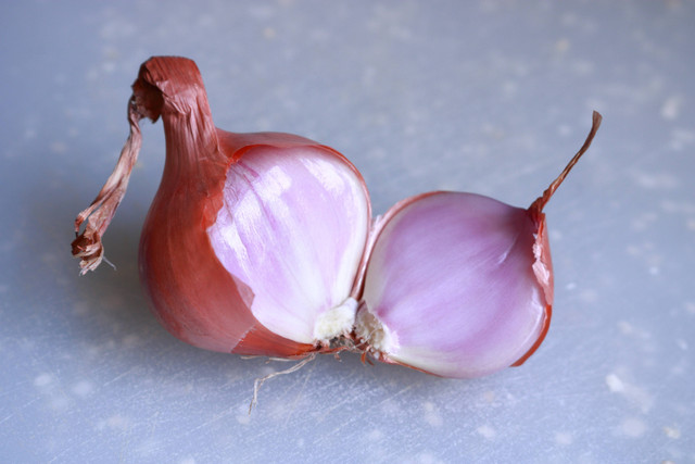 Ilustrasi Cara Menyimpan Bawang Merah di Kulkas. Unsplash/Amie Bell.