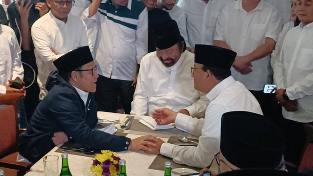 Ketua Umum NasDem, Surya Paloh dan Capres Anies Baswedan tiba di tiba di acara deklarasi Capres-cawapres Anies Baswedan dengan Muhaimin Iskandar di Hotel Majapahit, Surabaya, Sabtu (2/9/2023). Foto: Farusma Okta Verdian/kumparan