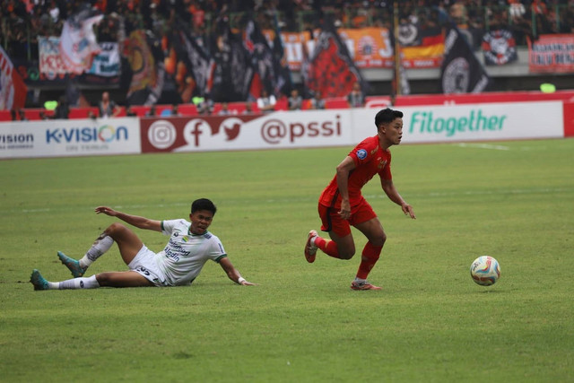Pertandingan Persija melawan Persib di Liga 1 yang digelar di Stadion Patriot Candrabhaga, Sabtu (2/9/2023). Foto: Jamal Ramadhan/kumparan