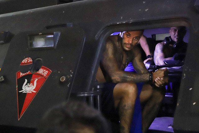 Pemain dan ofisial Persib Bandung menaiki mobil rantis usai bertanding melawan Persija Jakarta di Stadion Patriot Candrabhaga, Bekasi, Jawa Barat, Sabtu (2/9/2023). Foto: Jamal Ramadhan/kumparan