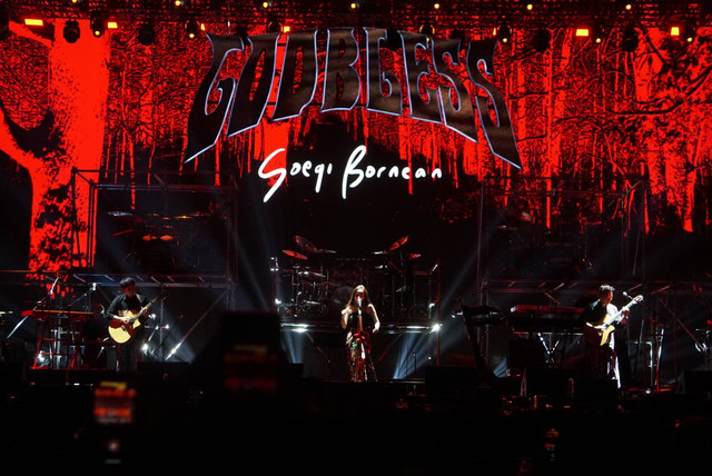 Penonton memotret penampilan grup musik God Bless di Synchronize Fest 2023, Jakarta, Sabtu (2/9/2023). Foto: Iqbal Firdaus/kumparan