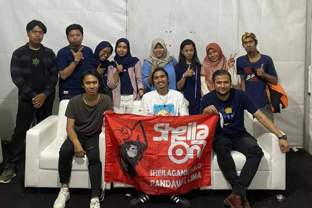 Udin bersama Sheila Gank Solo Pandawa Lima ketika berfoto bersama seluruh personil Sheila On 7 sehabis konser dikota Jogjakarta beberapa waktu yang lalu/Foto : Dokumentasi Sheila Gank