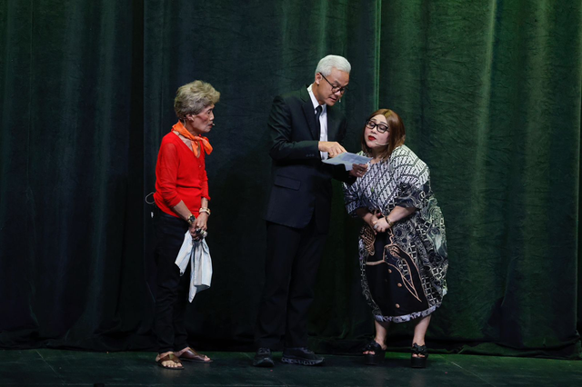 Ganjar Pranowo bersama Nunung dan Tessy di acara Srimulat dalam Srinewlat yang digelar di Ciputra Artpreneur, Kuningan, Jakarta Selatan pada Sabtu (2/9/2023). Foto: Dok. Istimewa