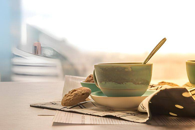 Ilustrasi cup black coffe spoon on supported. Sumber: Shutterstock