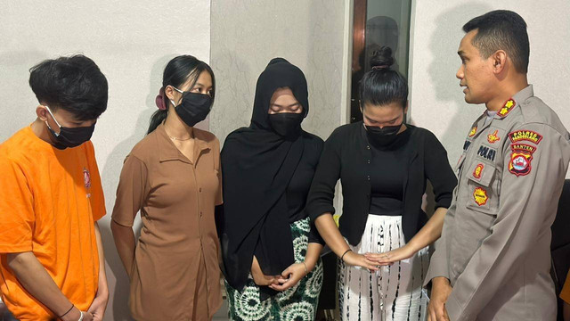 Empat remaja di Pandeglang, Banten, ditangkap polisi karena promosikan judi online. Foto: Dok. Istimewa