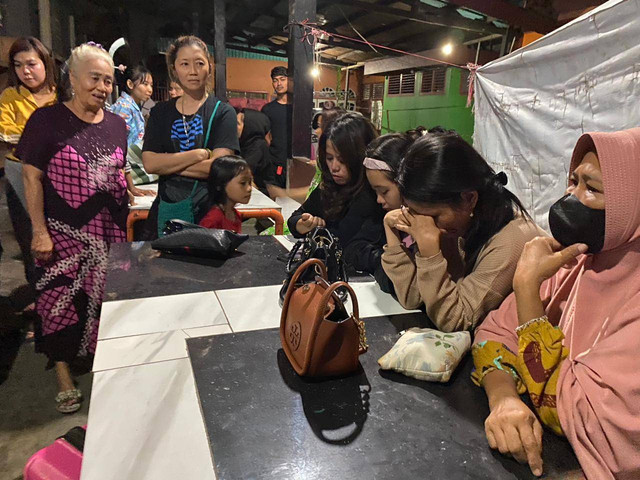 Ketiga remaja wanita yang cecoki kucing minuman keras tertunduk usai didatangi Komunitas Peduli Kucing Padang. Foto: Irwanda