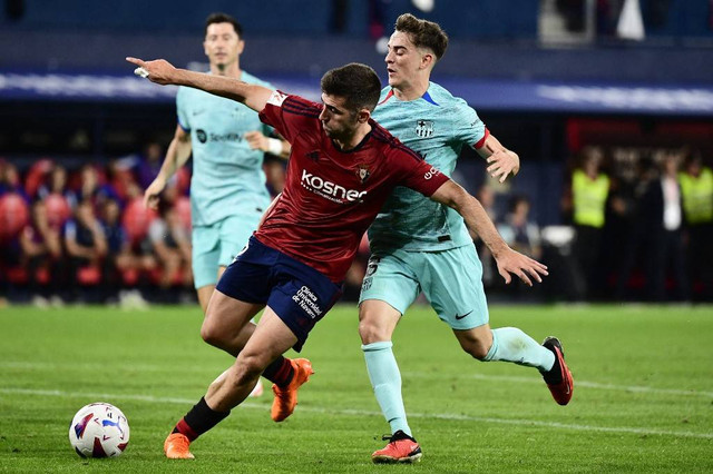 Duel Barcelona vs Osasuna di Stadion El Sadar, Pamplona, Spanyol, pada Senin (4/9), dalam pertandingan pekan ke-4 Liga Spanyol 2023/24. Foto: Ander Gillenea/AFP