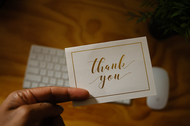 Kartu ucapan terima kasih. Foto : Unsplash