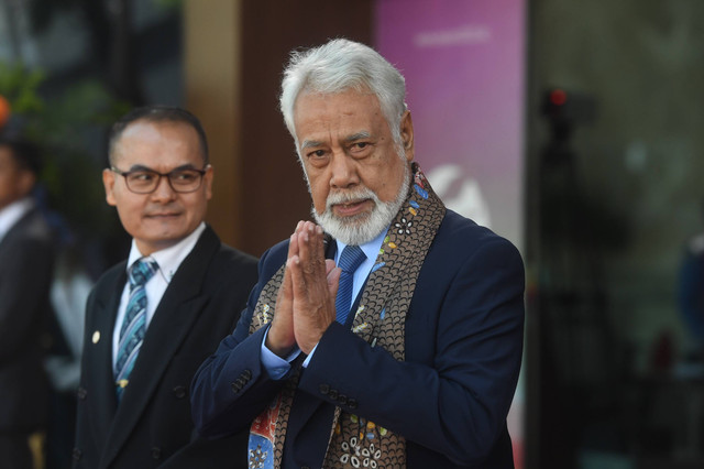 Perdana Menteri Timor Leste Xanana Gusmao (kanan) didampingi Staf Ahli Bidang Manajemen Talenta Kemdikbudristek Tatang Muttaqin (kiri) berjalan setibanya di Gedung VVIP Terminal 3 Bandara Soekarno Hatta, Banten, Senin (4/9/2023). Foto: Muhammad Adimaja/ANTARA FOTO