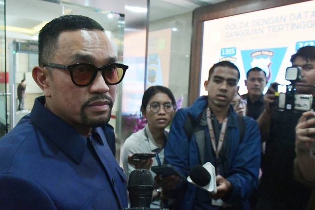 Bendahara Umum Partai NasDem Ahmad Sahroni (kiri) menjawab pertanyaan wartawan di Bareskrim Polri, Jakarta, Senin (4/9). Foto: ANTARA FOTO/ Fakhri Hermansyah