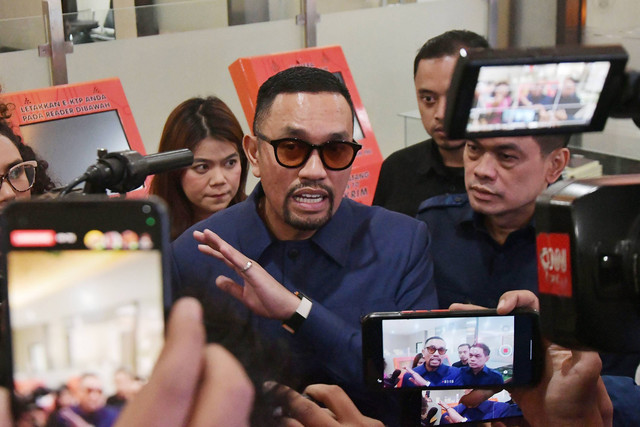 Bendahara Umum Partai NasDem Ahmad Sahroni (tengah) menjawab pertanyaan wartawan di Bareskrim Polri, Jakarta, Senin (4/9). Foto: ANTARA FOTO/ Fakhri Hermansyah