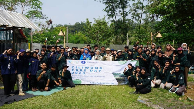 Himasper FPIK IPB University Angkut 1 Ton Sampah Plastik dari Sungai Ciliwung
