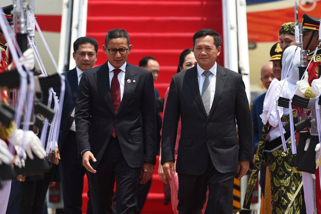 Perdana Menteri (PM) Kamboja Hun Manet didampingi Menparekraf Sandiaga Uno saat tiba di Terminal 3 Bandara Soekarno Hatta, Banten, Senin (4/9/2023). Foto: Lukas/Biro Pers Sekretariat Presiden