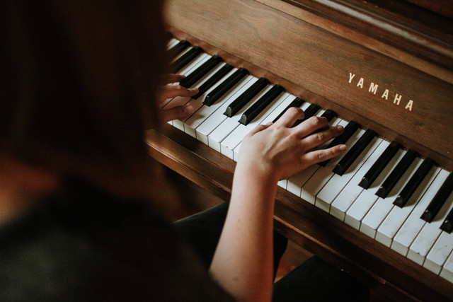 Ilustrasi Cara Memainkan Alat Musik Pianika. Unsplash/Jordan Whitfield