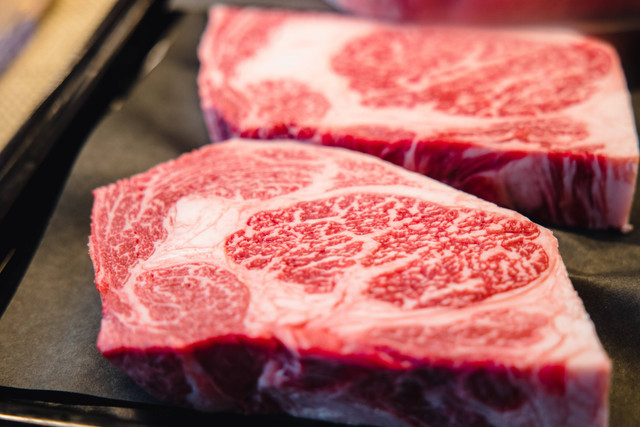  Cara Membuat Daging Sapi Empuk, Unsplash/Jason Leung