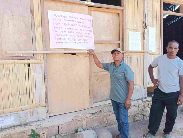 Keterangan foto:Pengusaha mebel Agustinus Nana saat menyegel gedung darurat SMAN Kangae, Senin (4/9/2023) pagi. Foto:Mario WP Sina.