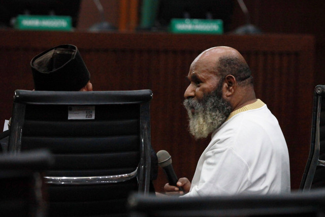 Terdakwa kasus dugaan suap dan gratifikasi Lukas Enembe (kanan) mengikuti sidang di Pengadilan Tipikor, Jakarta, Senin (4/9/2023). Foto: Reno Esnir/ANTARA FOTO