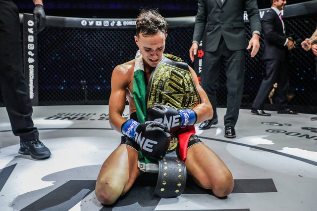 Juara Dunia ONE Strawweight Kickboxing, Jonathan Di Bella, merayakan kemenangan usai mengalahkan Zhang Peimian di ONE 162. Foto: ONE Championship