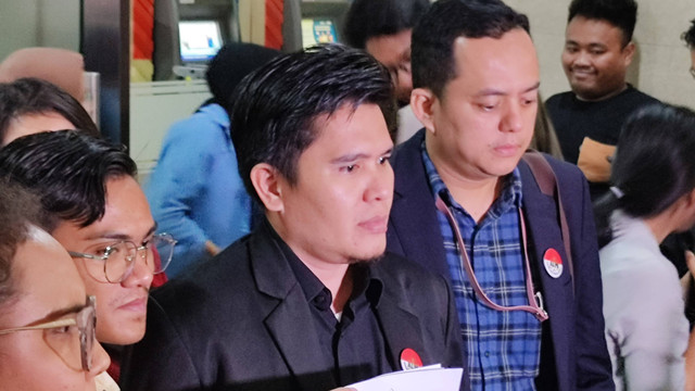 Asosiasi Lawyer Muslim Indonesia (ALMI) mengadukan sejumlah publik figur Tanah Air ke Bareskrim Polri, Senin (4/9/2023). Foto: Jonathan Devin/kumparan