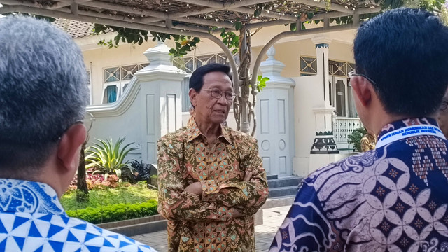 Gubernur DIY Sri Sultan Hamengku Buwono X (Sultan HB X) di Kepatihan Pemda DIY, Senin (4/9/2023). Foto: Arfiansyah Panji Purnandaru/kumparan