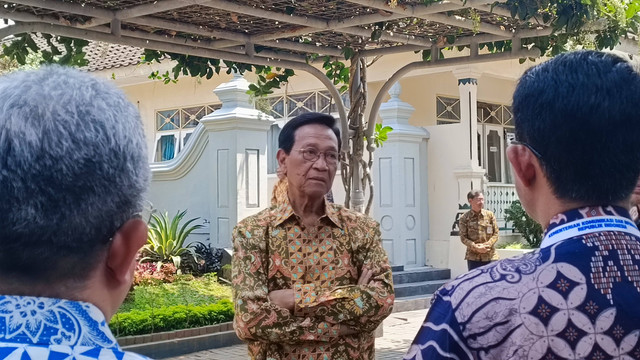 Gubernur DIY Sri Sultan Hamengku Buwono X (Sultan HB X) di Kepatihan Pemda DIY, Senin (4/9/2023). Foto: Arfiansyah Panji Purnandaru/kumparan