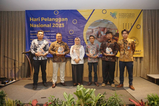 Kemendag beri penghargaan Pelaku Usaha Penerima Layanan Tera dan Tera Ulang UTTP. Foto: Kemendag