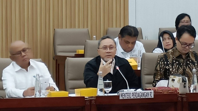 Menteri Perdagangan Republik Indonesia (Mendag RI) Zulkifli Hasan atau Zulhas kembali mengadakan Rapat Kerja dengan Komisi VI DPR RI.  Foto: Yulian Saputra