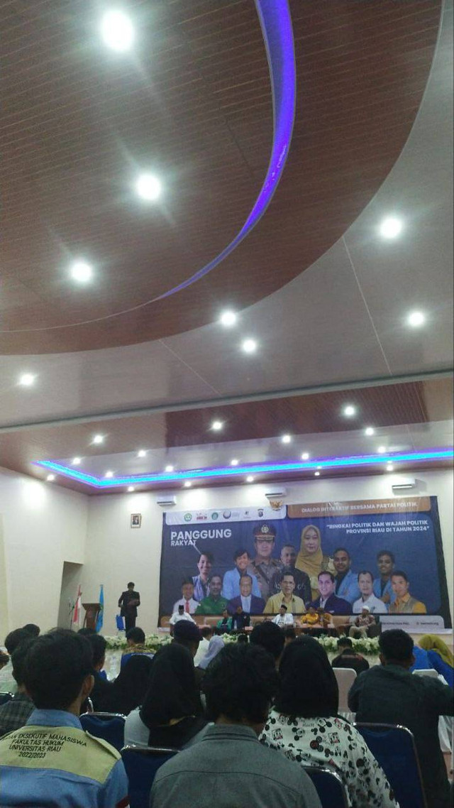Panggung Rakyat yang dihadiri berbagai partai politik di Universitas Riau. Sumber: Dokumentasi Pribadi