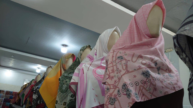 Hijab yang dipasangkan pada manekin di toko hijab Yogya. Foto: Widi RH Pradana/Pandangan Jogja