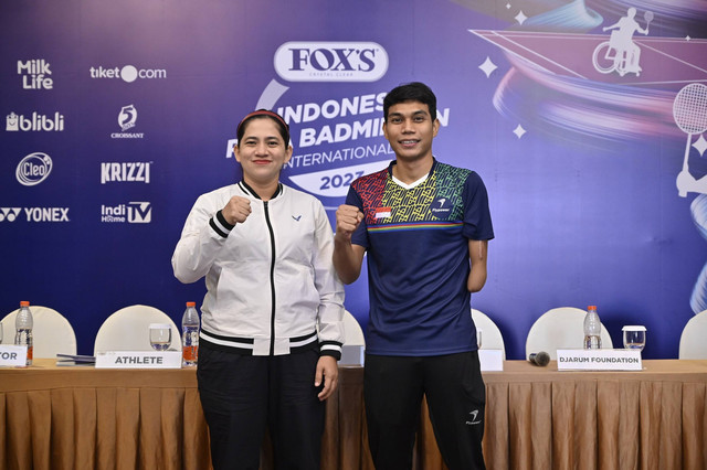 Leani Ratri Oktila (kiri) dan Suryo Nugroho (kanan) dalam konferensi pers FOXS Indonesia Para Badminton International 2023 di Ballroom Hotel Swiss-Bellin Saripetojo, Solo, Jawa Tengah pada Senin (4/9). Foto: Dok. Indonesia Para Badminton International 2023
